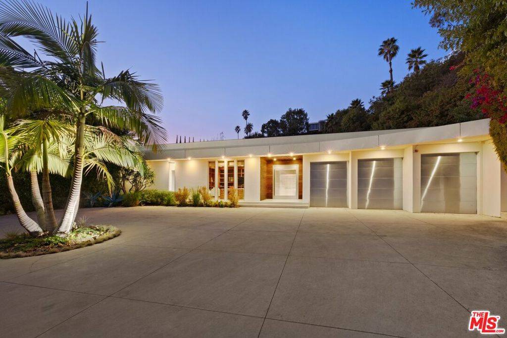 Beverly Hills, CA 90210,1083 N Hillcrest RD