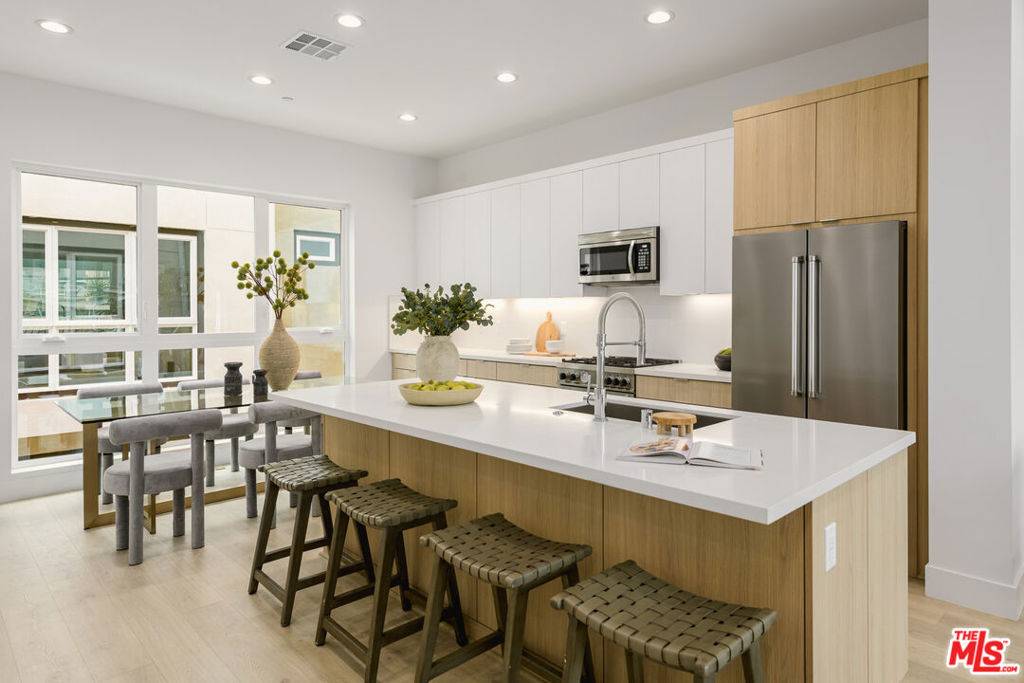 Los Angeles, CA 90038,6119 Marbella PL