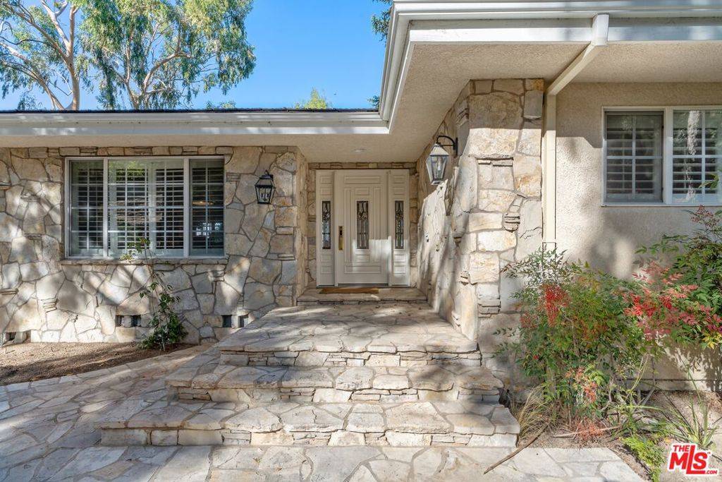 Encino, CA 91436,17035 Oak View DR