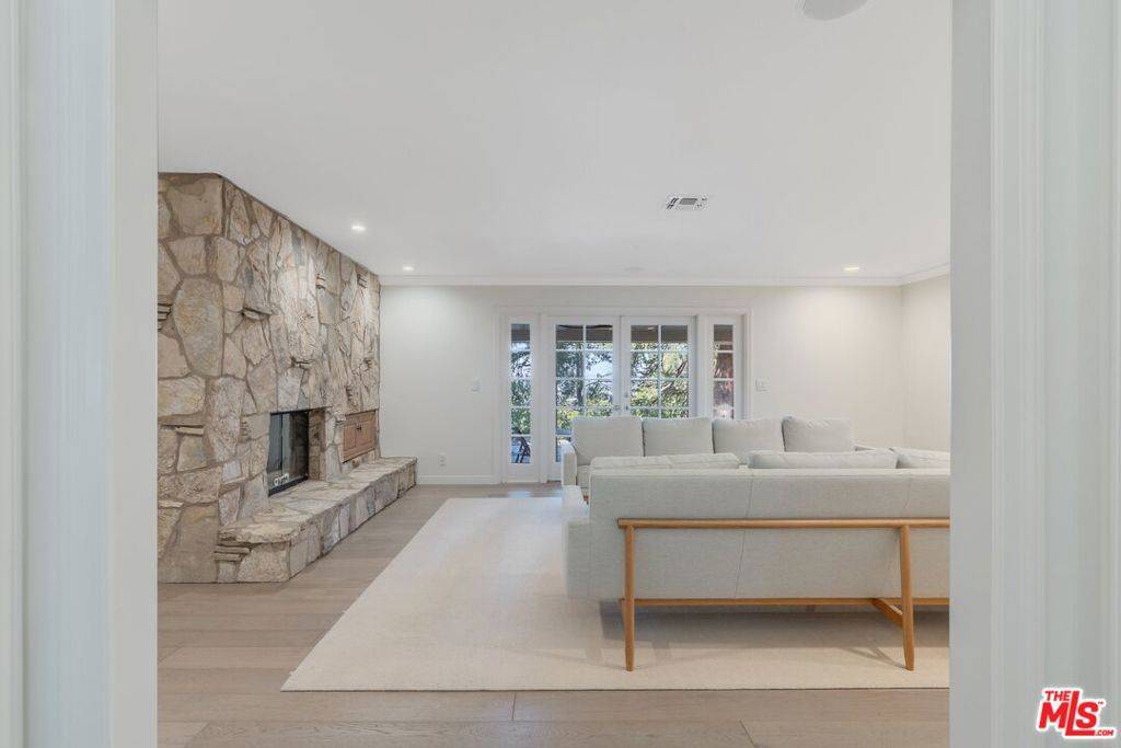 Encino, CA 91436,17035 Oak View DR