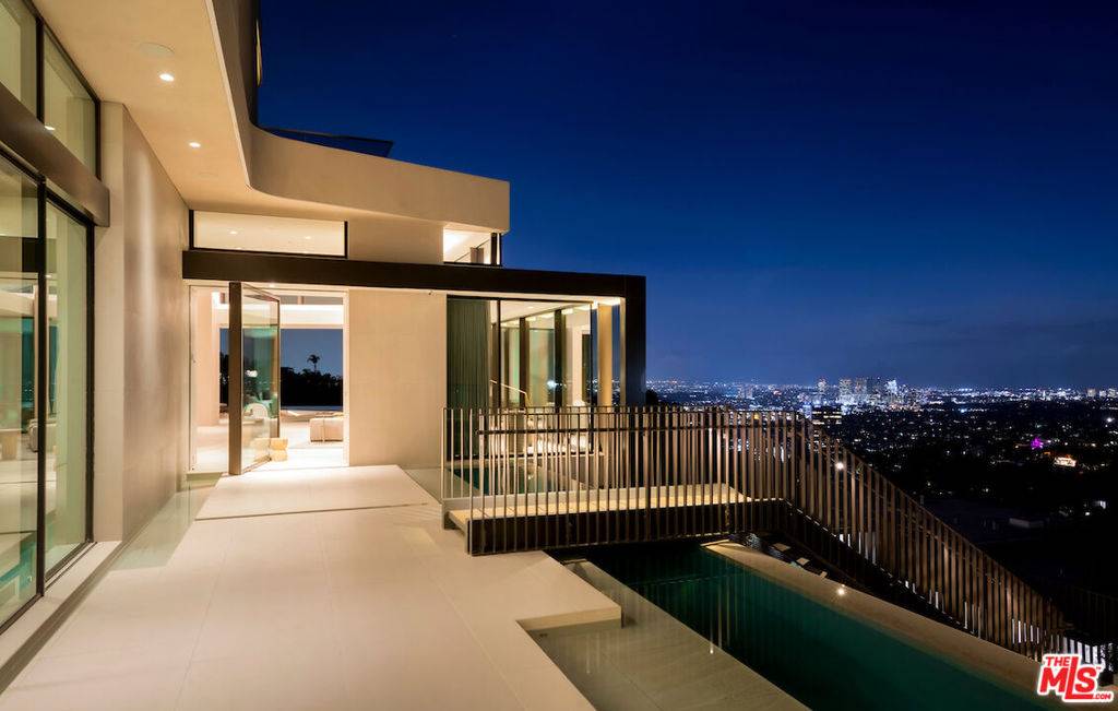 Los Angeles, CA 90069,1680 N Doheny DR