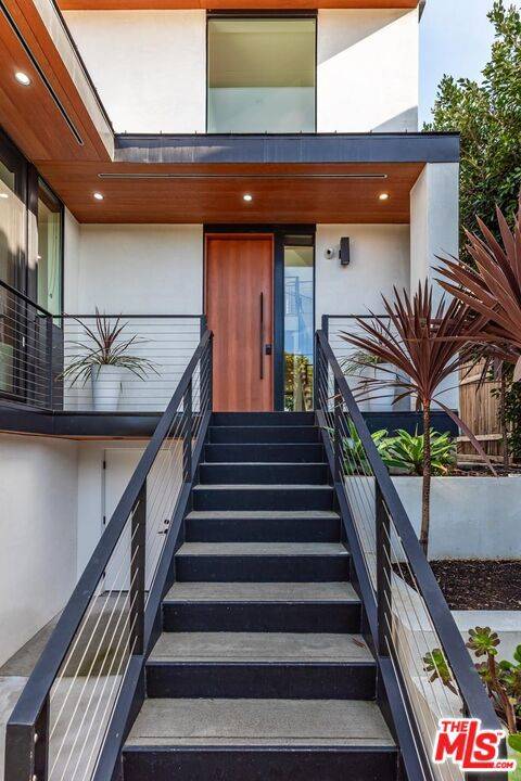 Santa Monica, CA 90402,552 Stassi LN