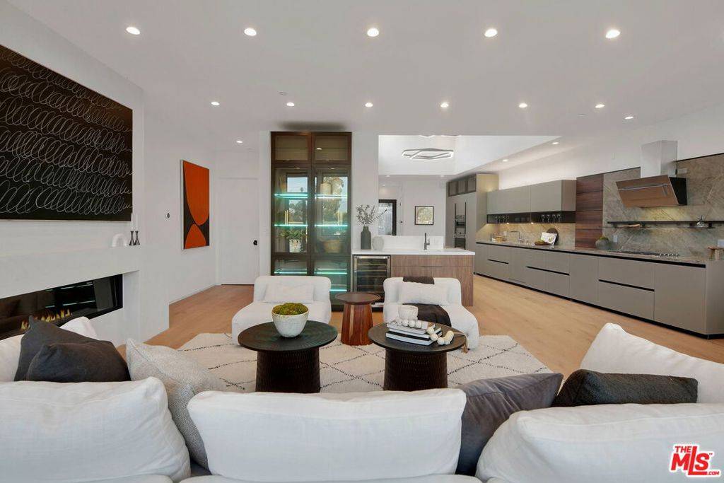 Los Angeles, CA 90039,2354 Riverside DR