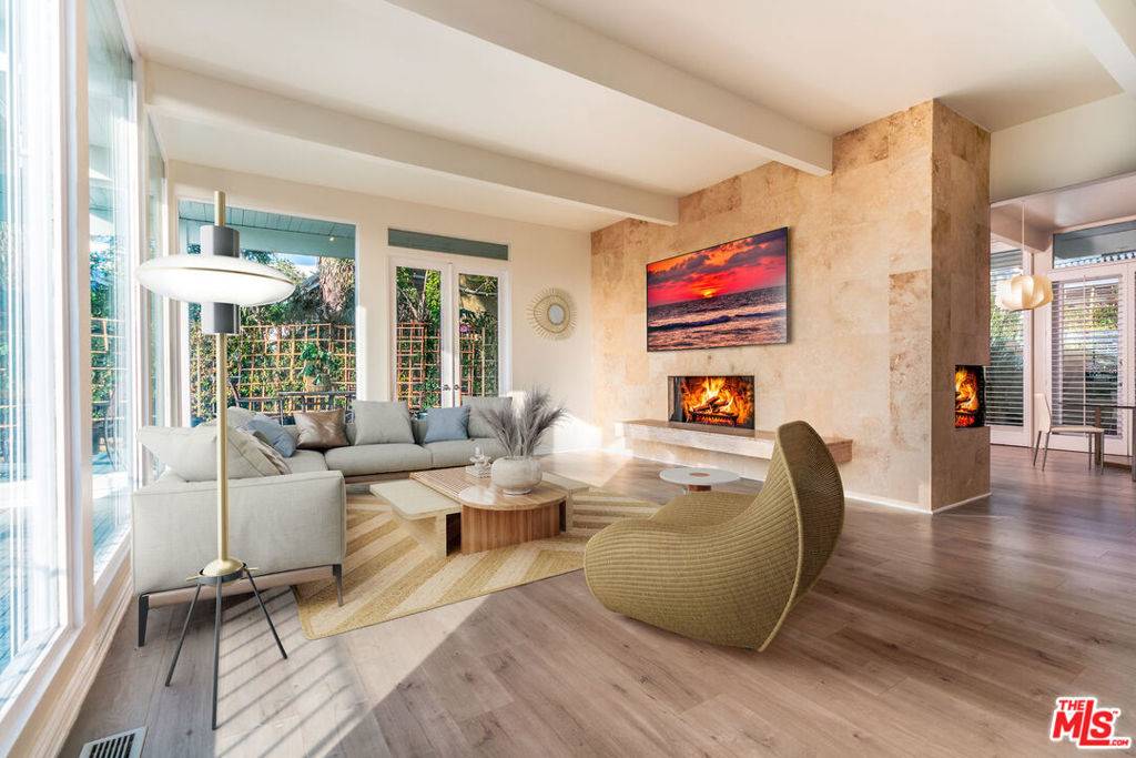 Los Angeles, CA 90049,789 Linda Flora DR