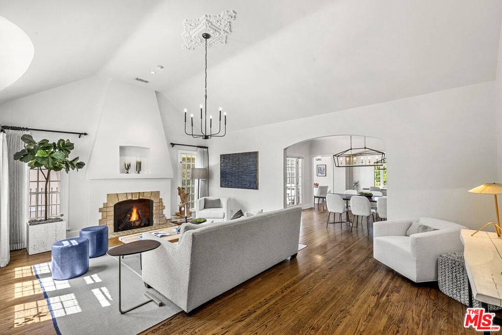 Los Angeles, CA 90036,157 N Poinsettia PL