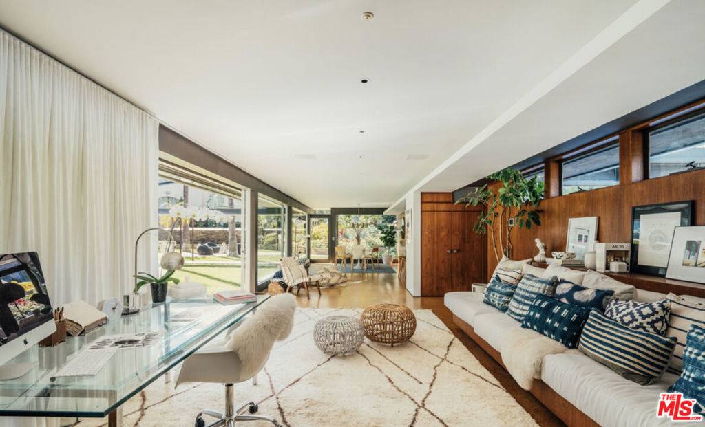 Pacific Palisades, CA 90272,219 Chautauqua BLVD