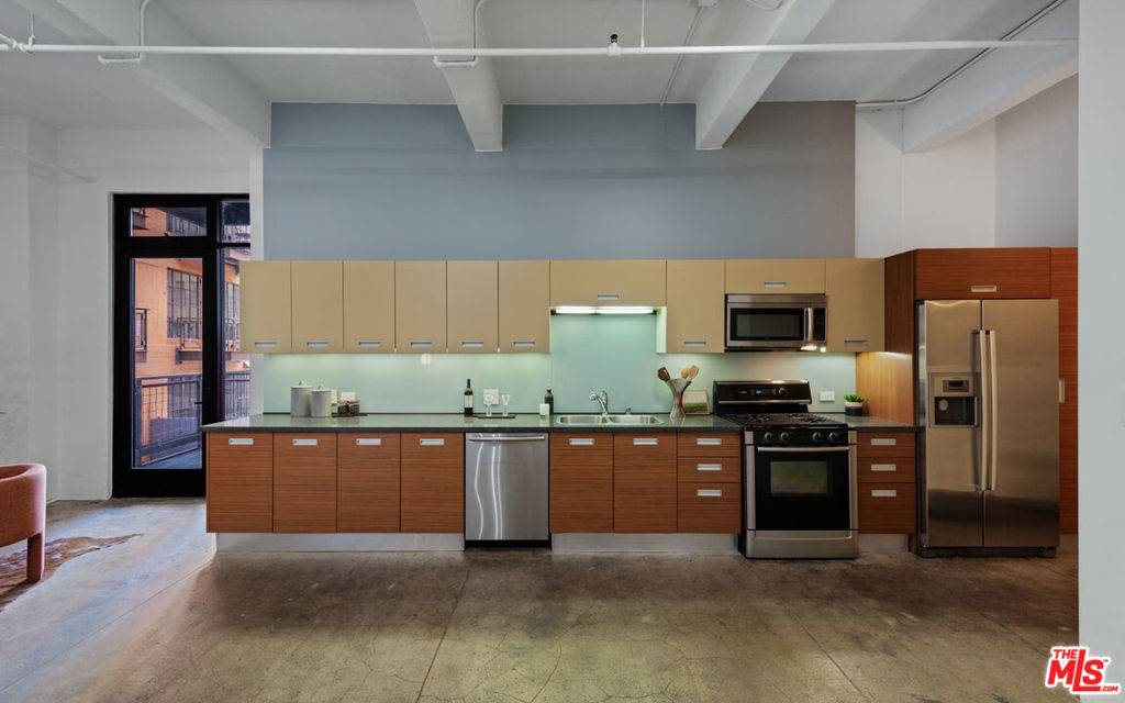 Los Angeles, CA 90014,738 S Los Angeles ST #302