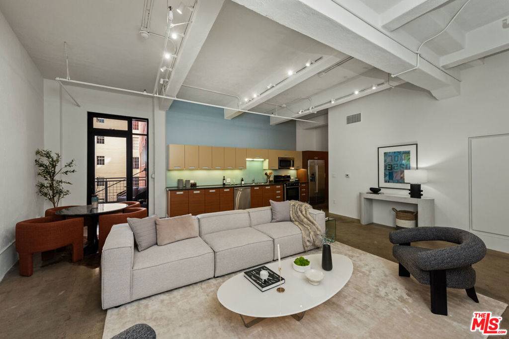 Los Angeles, CA 90014,738 S Los Angeles ST #302