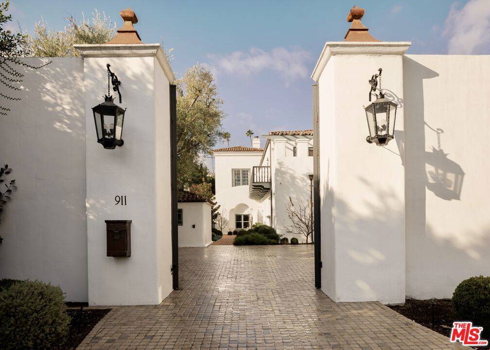 Beverly Hills, CA 90210,911 N Beverly DR