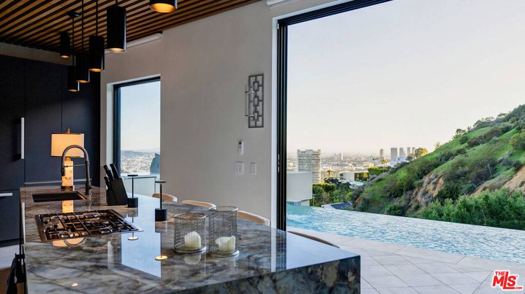 Los Angeles, CA 90069,9304 Warbler WAY