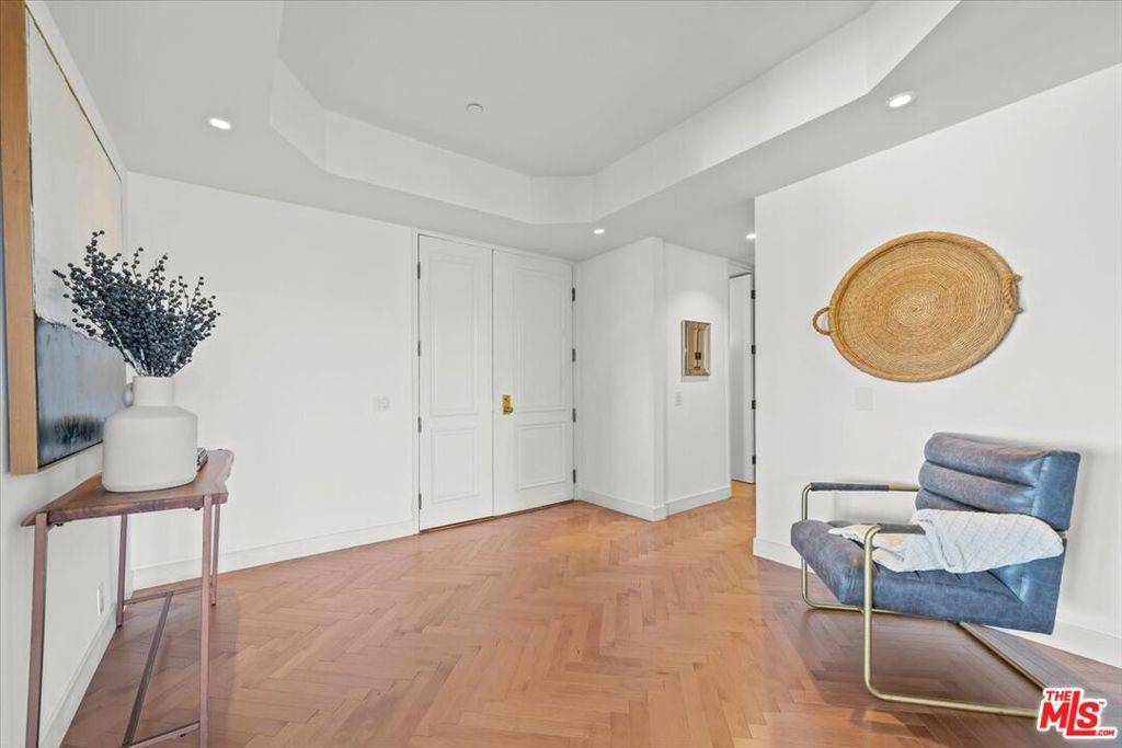 Beverly Hills, CA 90211,300 N Swall DR #452