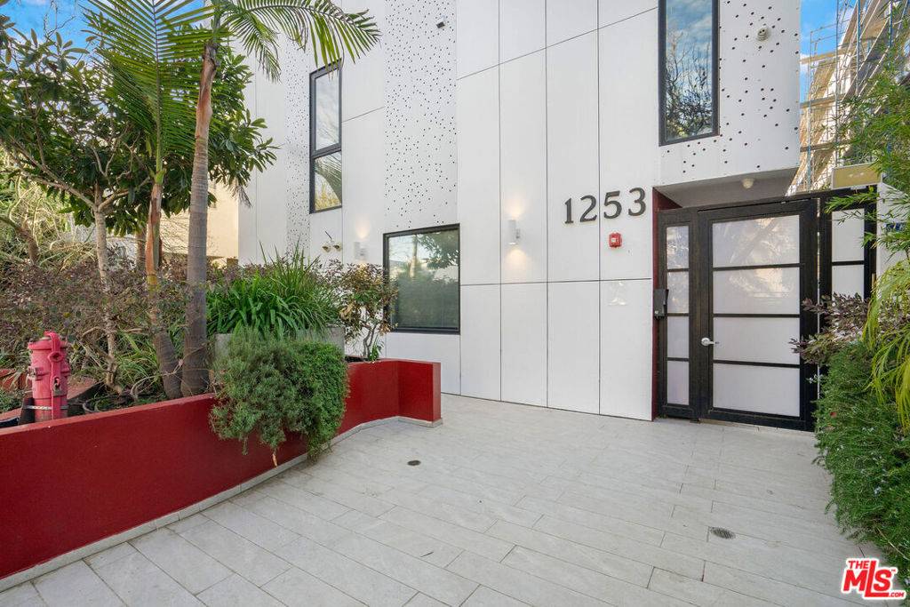West Hollywood, CA 90069,1253 N Sweetzer AVE #6