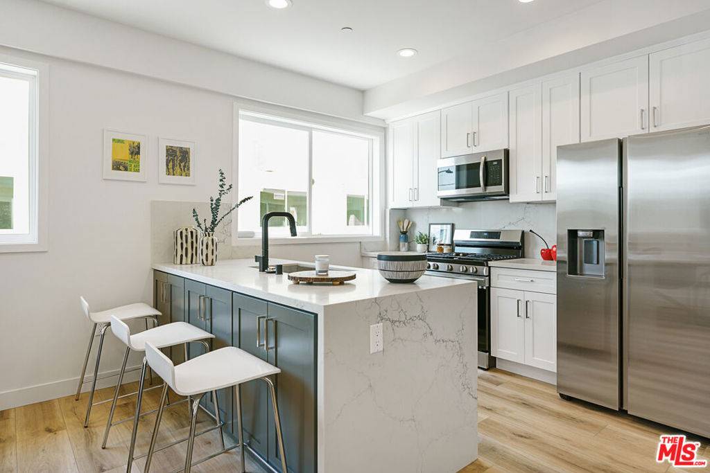 14651 W Sara LN Panorama City, CA 91402