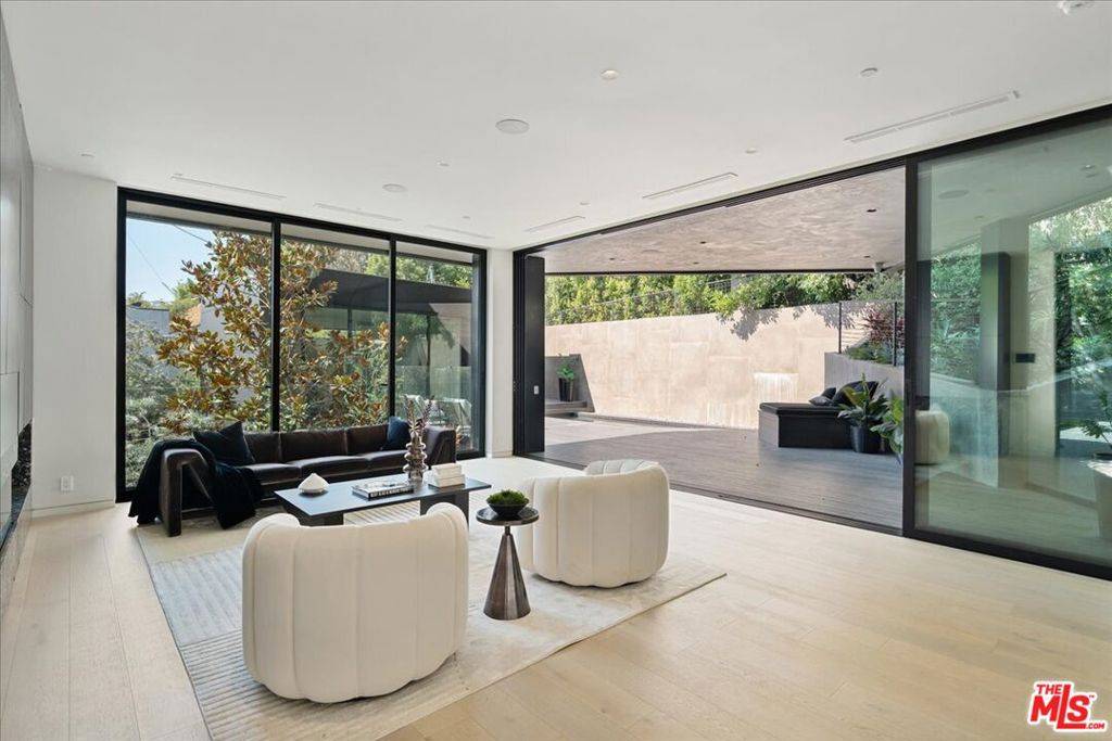 Los Angeles, CA 90069,1626 Sunset Plaza DR