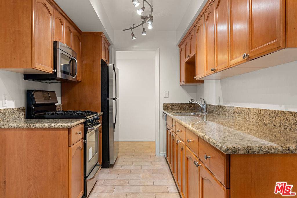 Los Angeles, CA 90068,6702 Hillpark DR #308