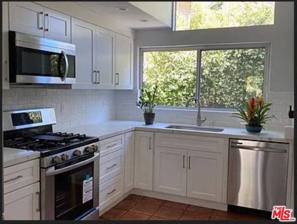 Los Angeles, CA 90046,8090 Mulholland DR
