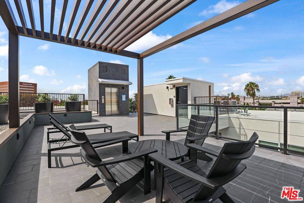 Los Angeles, CA 90048,8457 Blackburn AVE #400