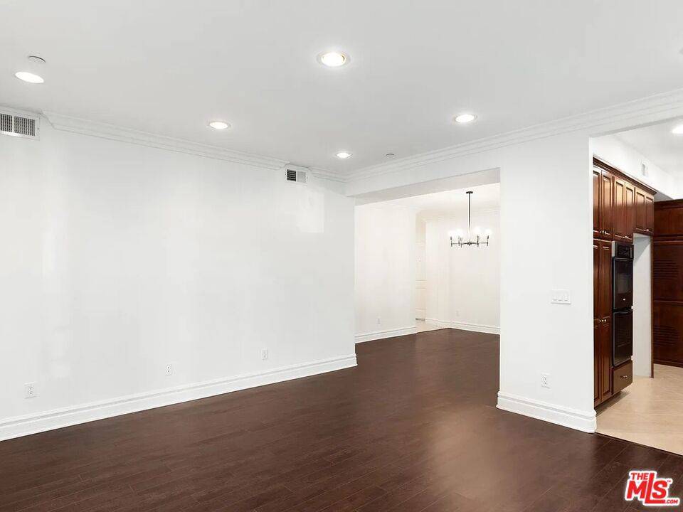 Los Angeles, CA 90035,8610 Chalmers #105