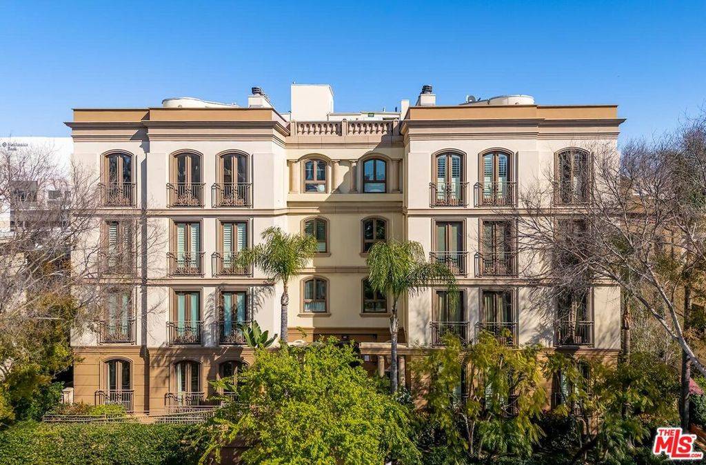 Beverly Hills, CA 90212,132 S Crescent DR #301