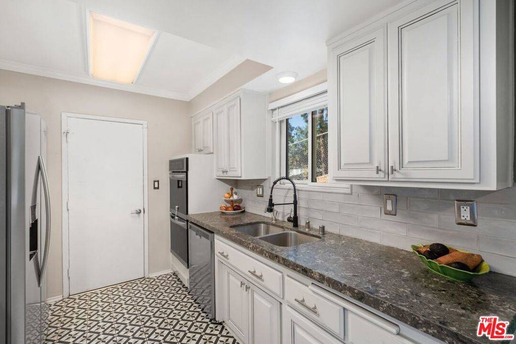 21881 Ybarra RD Woodland Hills, CA 91364