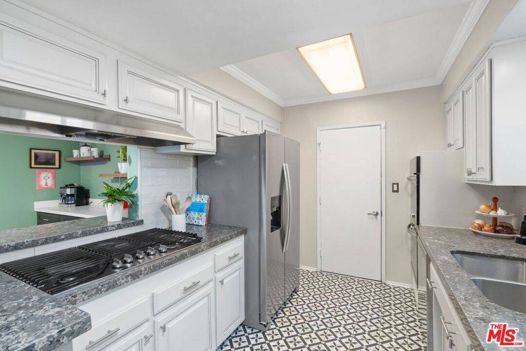 21881 Ybarra RD Woodland Hills, CA 91364