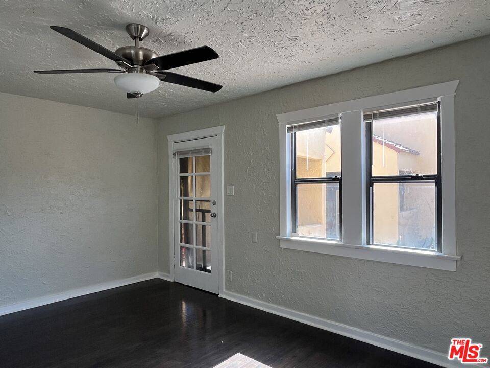 North Hollywood, CA 91601,5031 Bakman AVE #4