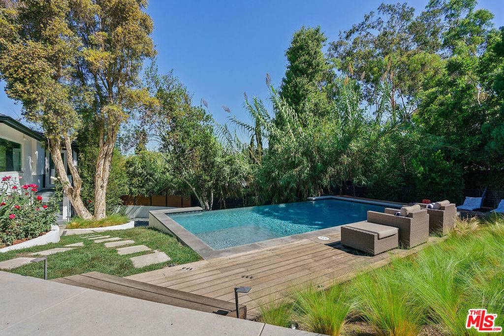 Los Angeles, CA 90068,3751 Multiview DR