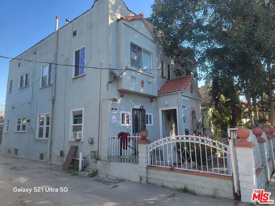 Los Angeles, CA 90037,327 W 58th ST