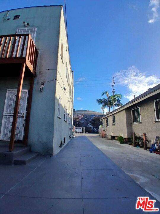 Los Angeles, CA 90037,327 W 58th ST