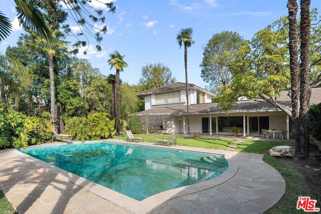 Beverly Hills, CA 90210,609 Mountain DR