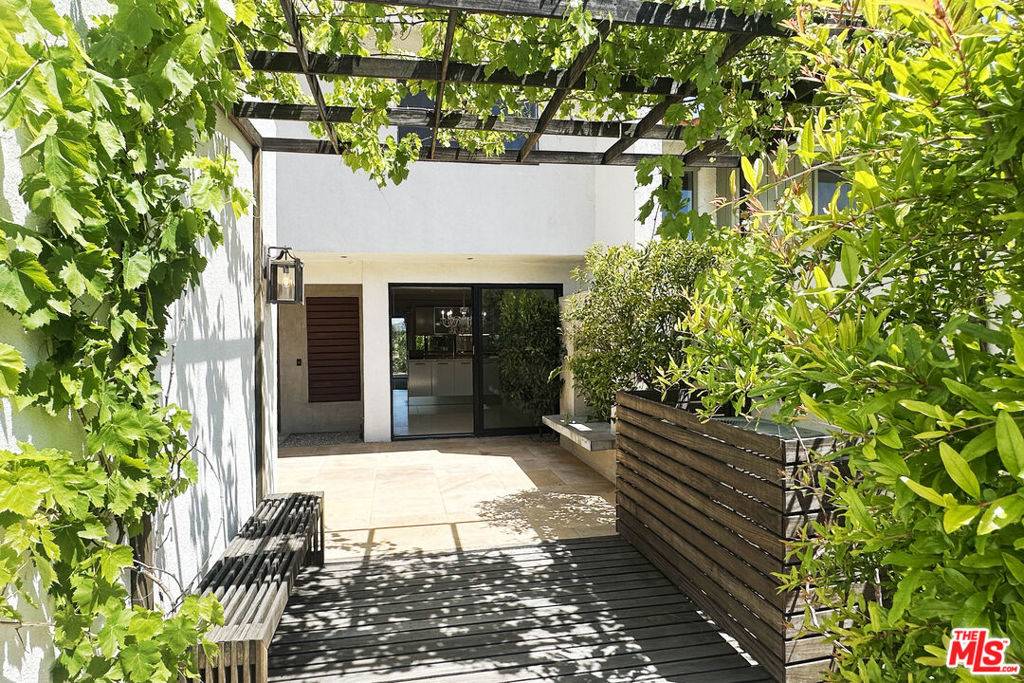 Los Angeles, CA 90077,2548 Angelo DR