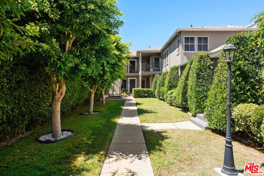 Los Angeles, CA 90038,805 N Mccadden PL