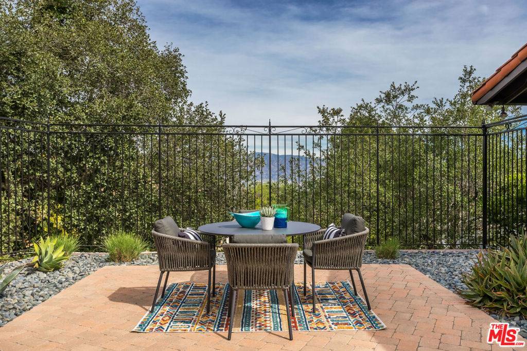 Los Angeles, CA 90046,8237 Skyline DR