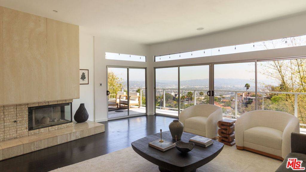 Los Angeles, CA 90027,3980 Farmouth DR