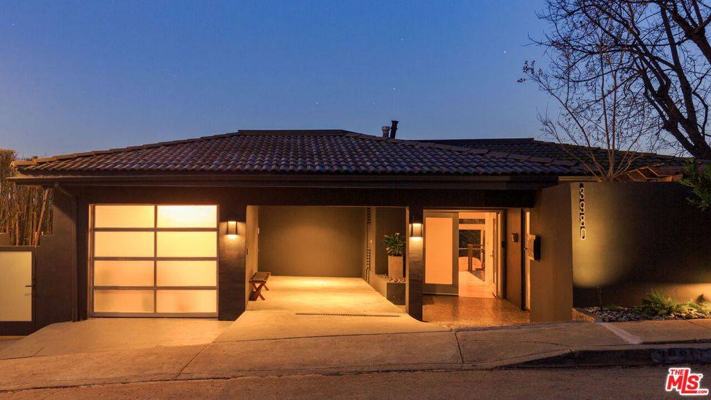 Los Angeles, CA 90027,3980 Farmouth DR