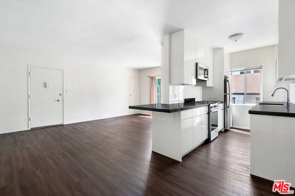 West Hollywood, CA 90048,550 N Croft AVE #8