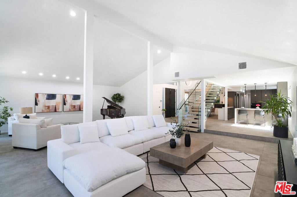 Sherman Oaks, CA 91403,3585 Alana DR