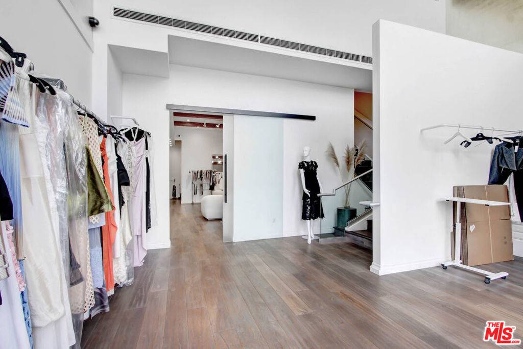 West Hollywood, CA 90069,651 N La Cienega BLVD