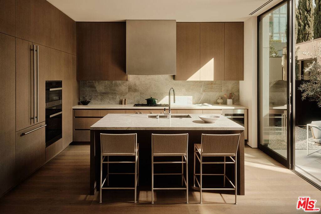 8910 Rosewood AVE West Hollywood, CA 90048
