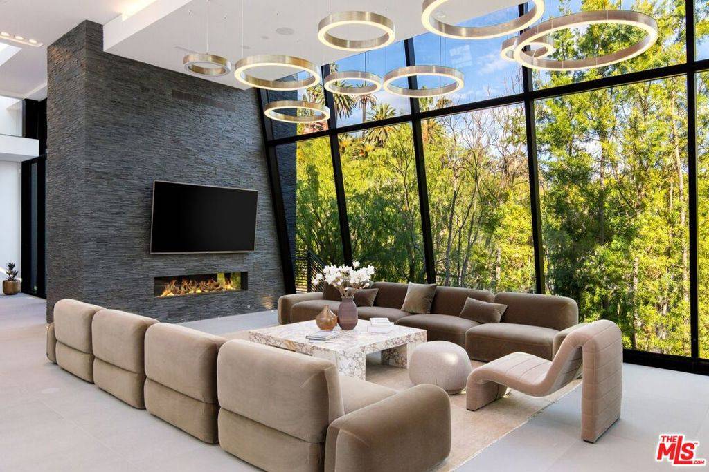 Los Angeles, CA 90069,1317 Londonderry PL