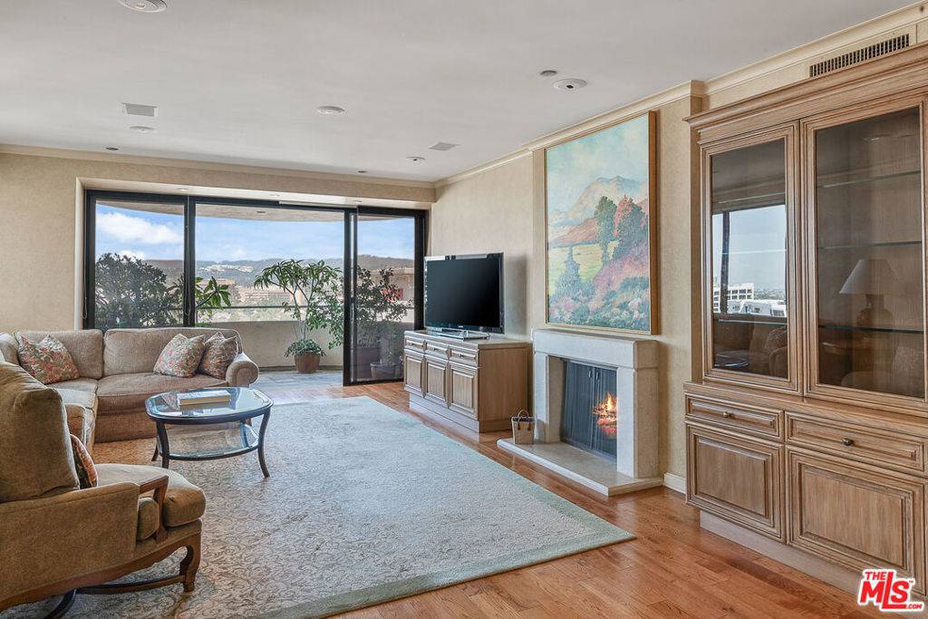 Los Angeles, CA 90024,10560 Wilshire BLVD #1701