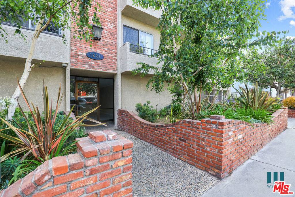 Los Angeles, CA 90025,1821 S Bentley AVE #301