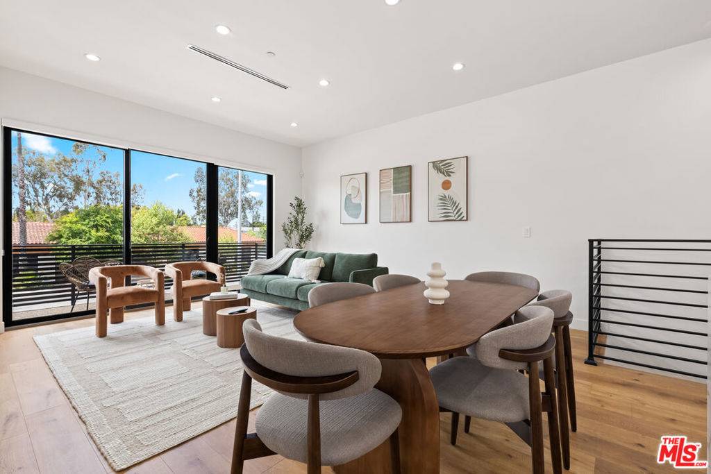 Valley Village, CA 91607,5118 Laurel Canyon BLVD