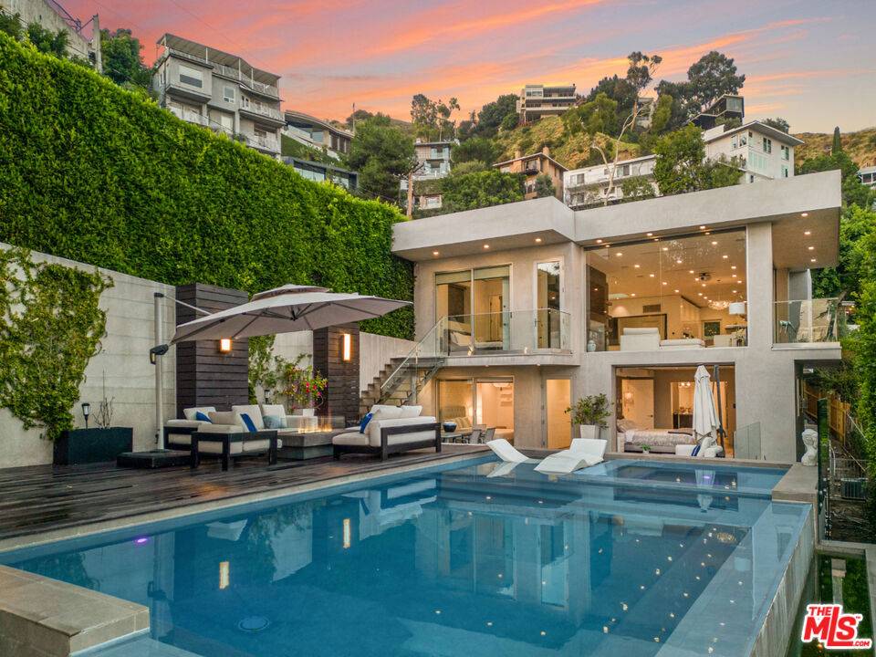 Los Angeles, CA 90069,1717 Sunset Plaza DR