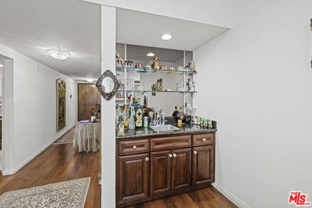 Los Angeles, CA 90035,8642 Gregory WAY #102