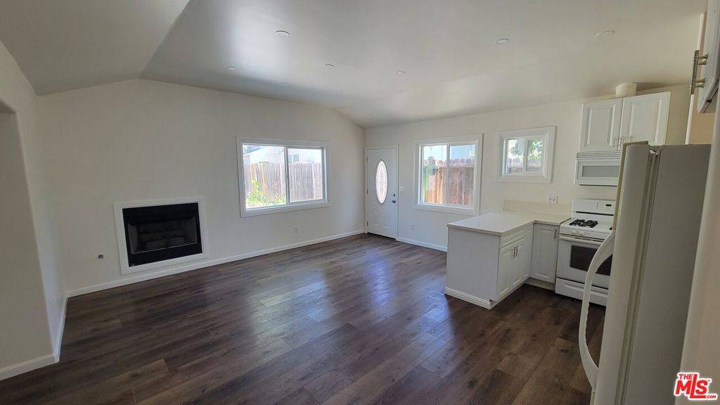 Lake Balboa, CA 91406,7467 N Forbes AVE