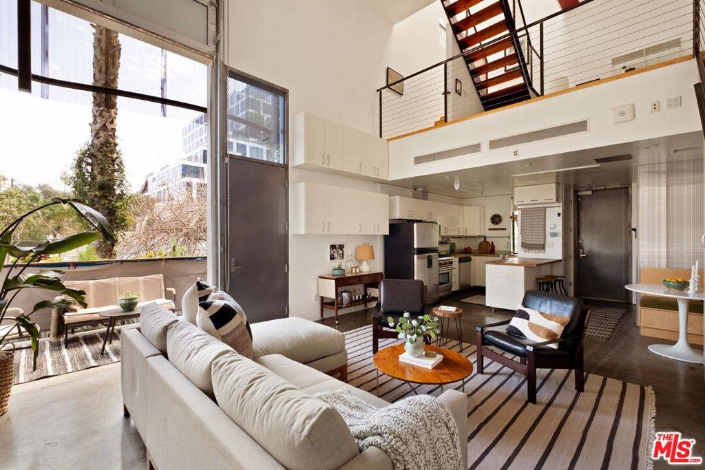 Los Angeles, CA 90028,1523 Gordon ST #5