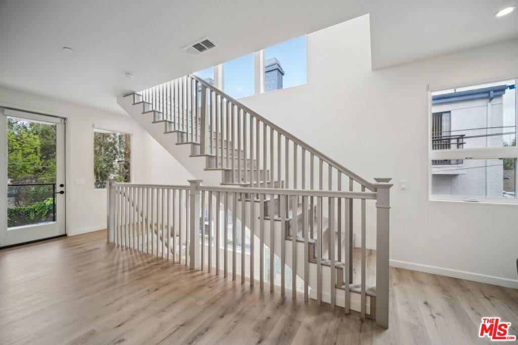 Valley Village, CA 91607,11821 W Holly WAY