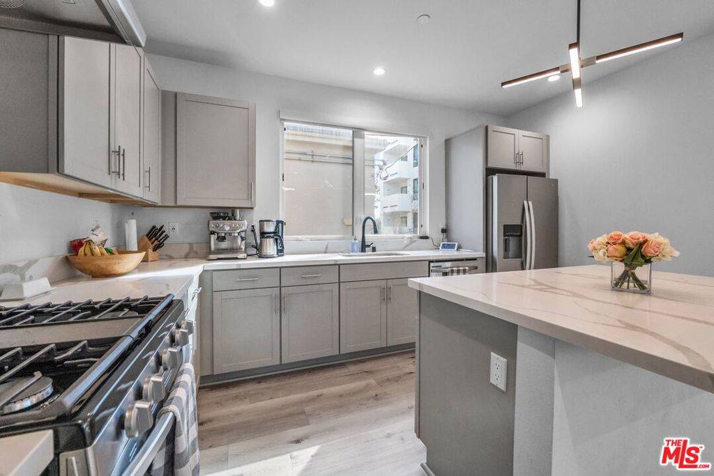 Valley Village, CA 91607,11821 W Holly WAY