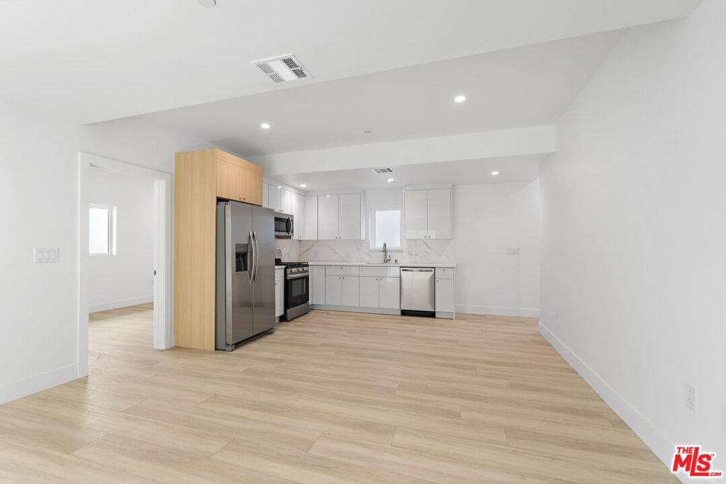North Hollywood, CA 91606,10961 Calvert #1